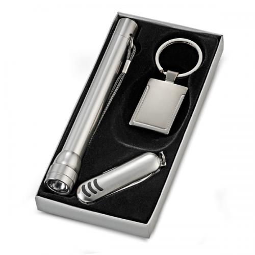 LN38060 Conjunto com Lanterna e Chaveiro de metal. Gravação a laser nas duas peças. Embalagem cx cinza com elastico LN38060 Conjunto com Lanterna e Chaveiro de metal. Gravação a laser nas duas peças. Embalagem cx cinza com elastico