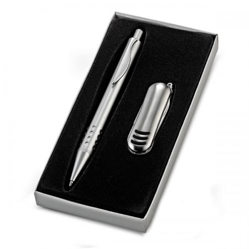 XA01330 Conjunto com canivete e caneta. Gravação a laser nas duas peças. Embalagem cx cinza com elastico XA01330 Conjunto com canivete e caneta. Gravação a laser nas duas peças. Embalagem cx cinza com elastico