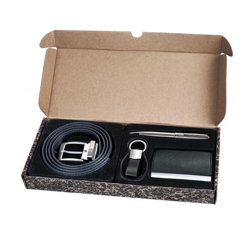CB01801 Conjunto masculino com Cinto, Chaveiro, Caneta e Porta cartão. Gravação a laser ( nao colorido / baixo relevo ) em todas as peças. Embalgem Krfat CB01801 Conjunto masculino com Cinto, Chaveiro, Caneta e Porta cartão. Gravação a laser ( nao colorido / baixo relevo ) em todas as peças. Embalgem Krfat