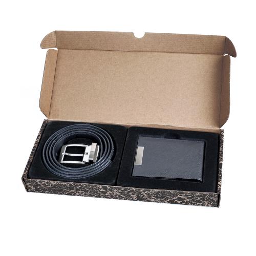 CB02801 Conjunto masculino com Cinto e Carteira. Gravação a laser nas duas peças. Embalagem cx kraft. CB02801 Conjunto masculino com Cinto e Carteira. Gravação a laser nas duas peças. Embalagem cx kraft.