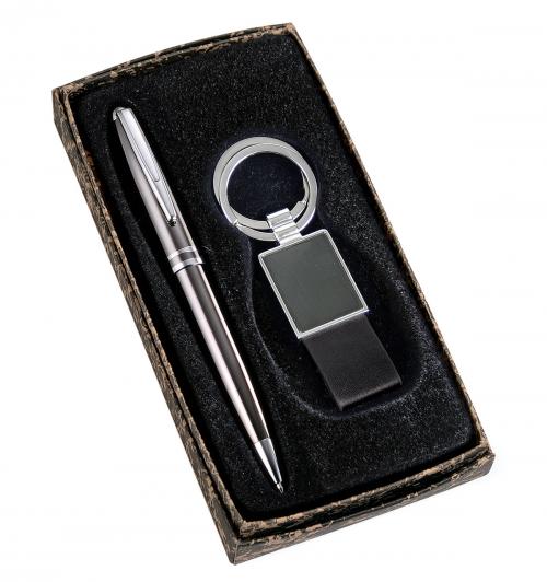 CC02318 Conjunto de Caneta de Metal com chaveiro em metal e couro sintético. Gravação a laser nas 2 peças. Embalagem cx individual com eleastico CC02318 Conjunto de Caneta de Metal com chaveiro em metal e couro sintético. Gravação a laser nas 2 peças. Embalagem cx individual com eleastico