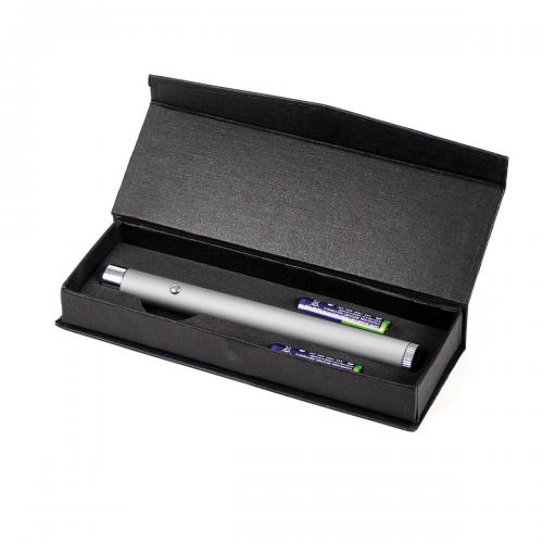 LP21000 Laser Point em metal com duas pilhas AAA. Gravação a laser/ baixo relevo. Embalagem individual caixa cinza LP21000 Laser Point em metal com duas pilhas AAA. Gravação a laser/ baixo relevo. Embalagem individual caixa cinza