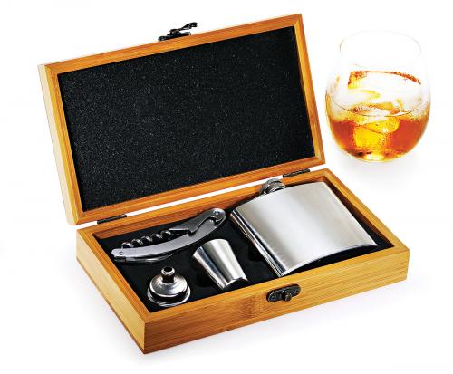 KB00763 Estojo em bambu com acessórios para bar. 5 peças. Abridor saca-rolhas. 01 copo dosador. 01 funil. 01 garrafa em aço inox para bolso de 160ml. Gravação a laser no estojo. Embalgem cx kraft KB00763 Estojo em bambu com acessórios para bar. 5 peças. Abridor saca-rolhas. 01 copo dosador. 01 funil. 01 garrafa em aço inox para bolso de 160ml. Gravação a laser no estojo. Embalgem cx kraft