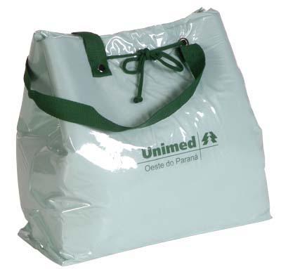 498 Bolsa Baby Bag Bolsa baby 39x37x14 cm. Material: Vinil transparente perfumado. Espuma de polipropileno. Alça de nylon. Acabamento em costura. Impressão em silk-screen 498 Bolsa Baby Bag Bolsa baby 39x37x14 cm. Material: Vinil transparente perfumado. Espuma de polipropileno. Alça de nylon. Acabamento em costura. Impressão em silk-screen