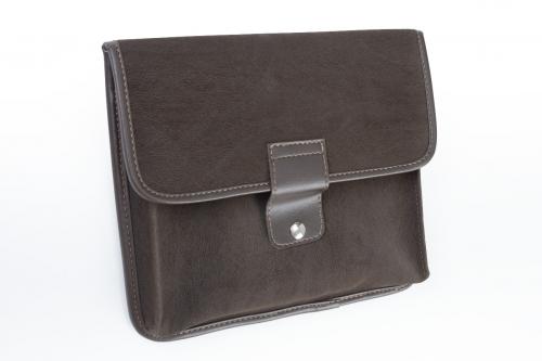 LK428 Porta Tablet acolchoado. estrutura rigida. Medida aproximada de 27x22x1,5cm. Material jaguar c/ Kourart. Gravação baixo relevo LK428 Porta Tablet acolchoado. estrutura rigida. Medida aproximada de 27x22x1,5cm. Material jaguar c/ Kourart. Gravação baixo relevo