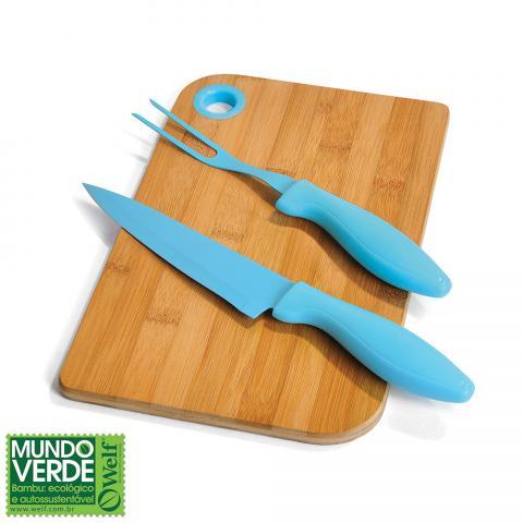 MB30933 Conjunto para Cozinha em Bambu/Aço Inox/Polipropileno. Acompanha tábua em Bambu/Silicone, faca 7'' e garfo em Inox/Polipropileno. Tábua confeccionada com tripla camada invertida, para dar maior durabilidade e não deformar com o passar do tempo. Garfo e faca com pintura antiaderente azul. Dimensões da tábua: 31x20x1,2cm . Gravação a laser na tabua e na faca MB30933 Conjunto para Cozinha em Bambu/Aço Inox/Polipropileno. Acompanha tábua em Bambu/Silicone, faca 7'' e garfo em Inox/Polipropileno. Tábua confeccionada com tripla camada invertida, para dar maior durabilidade e não deformar com o passar do tempo. Garfo e faca com pintura antiaderente azul. Dimensões da tábua: 31x20x1,2cm . Gravação a laser na tabua e na faca