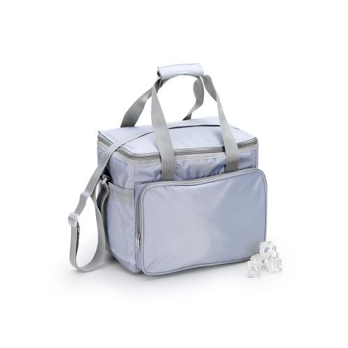 MAL3017  Bolsa térmica em polyester na cor cinza com zÍper duplo para fechamento. - Alças de mão com reforço e velcro, alça de ombro regulável. - Bolso frontal com zíper mais 2 bolsos laterais com tela e elástico.  - Capacidade 18L.  - Capacidade para 24 latinhas ou 12 garrafas de água de 500ml. - Medidas: A:290X L:240x P:280mm. - Embalagem: Saco Plástico.