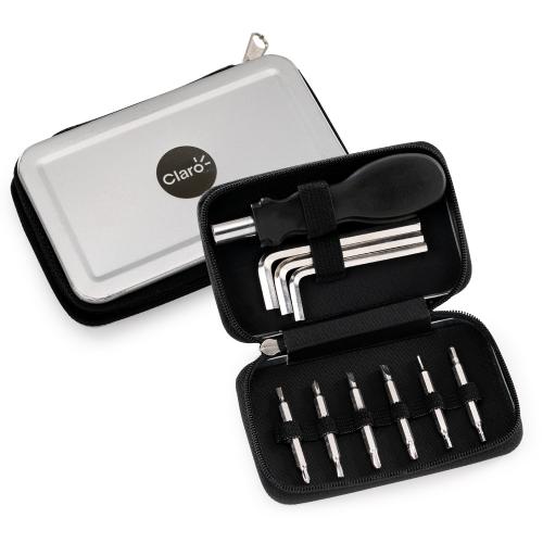 FER7019 Kit ferramentas com 10 peças e 15 funções em estojo de metal composto por: chave principal com ponteira adaptador, 4 ponteiras de chave allen, 4 ponteiras de chave philips, 4 ponteiras de chave fenda e 3 chaves allen - Med.: 105x 66x 23mm»Embalagem: Caixa prata - Med.: 110x 70x 25mm»Gravação: A laser 01 lado no estojo de metal FER7019 Kit ferramentas com 10 peças e 15 funções em estojo de metal composto por: chave principal com ponteira adaptador, 4 ponteiras de chave allen, 4 ponteiras de chave philips, 4 ponteiras de chave fenda e 3 chaves allen - Med.: 105x 66x 23mm»Embalagem: Caixa prata - Med.: 110x 70x 25mm»Gravação: A laser 01 lado no estojo de metal