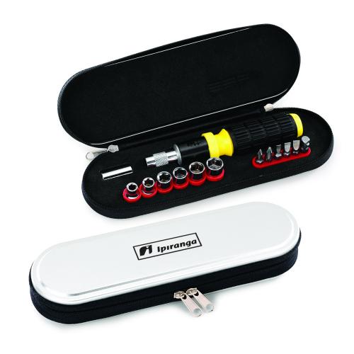 FER7015 Kit ferramentas com 14 peças em estojo de metal composto por: chave principal tipo catraca com ponteira adaptador, 6 ponteiras de chave estrela (Tamanho 5,6,7,8,9 e 10mm), 3 ponteiras de chave fenda, 2 ponteiras de chave philips, 1 adaptador de chave estrela - Med.: 210x 70x 26mm»Embalagem: Caixa prata - Med.: 215x 75x 35mm FER7015 Kit ferramentas com 14 peças em estojo de metal composto por: chave principal tipo catraca com ponteira adaptador, 6 ponteiras de chave estrela (Tamanho 5,6,7,8,9 e 10mm), 3 ponteiras de chave fenda, 2 ponteiras de chave philips, 1 adaptador de chave estrela - Med.: 210x 70x 26mm»Embalagem: Caixa prata - Med.: 215x 75x 35mm
