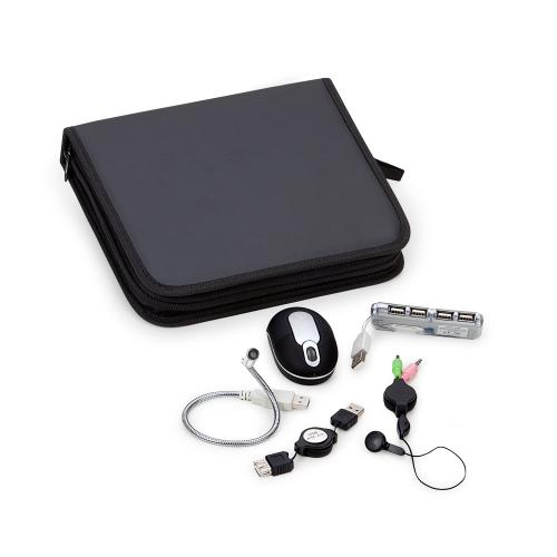 INF3028 Conjunto de mouse e acessórios em estojo de material emborrachado na cor preto com zíper. Kit composto por: 01 cabo de conexão/extensão usb am-af, 01 luminária usb flexível com 1 led, 01 hub prata com 4 portas usb, 01 mouse óptico sem fio e fone de ouvido com microfone (Med.:210x150x37mm).»Embalagem: Caixa Kraft 228x170x48mm »Gravação: Silk 01 cor INF3028 Conjunto de mouse e acessórios em estojo de material emborrachado na cor preto com zíper. Kit composto por: 01 cabo de conexão/extensão usb am-af, 01 luminária usb flexível com 1 led, 01 hub prata com 4 portas usb, 01 mouse óptico sem fio e fone de ouvido com microfone (Med.:210x150x37mm).»Embalagem: Caixa Kraft 228x170x48mm »Gravação: Silk 01 cor