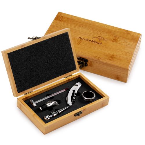VIN6091 Kit para vinho em caixa de bambu contendo: 01 tampão, 01 direcionador, 01 corta gotas, 01 abridor saca-rolhas e 01 termômetro - Med.: 230x 133x 52mm»Embalagem: Caixa kraft - Med.: 245x 150x 60mm»Gravação: A laser 01 lado na Caixa VIN6091 Kit para vinho em caixa de bambu contendo: 01 tampão, 01 direcionador, 01 corta gotas, 01 abridor saca-rolhas e 01 termômetro - Med.: 230x 133x 52mm»Embalagem: Caixa kraft - Med.: 245x 150x 60mm»Gravação: A laser 01 lado na Caixa