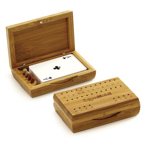 JBA3008 Caixa em bambu para truco com marcadores e 01 jogo de cartas - Med.: 125x 80x 35mm»Embalagem: Caixa kraft - Med.: 130x 85x 40mm»Gravação: A laser 01 lado na caixa de bambu JBA3008 Caixa em bambu para truco com marcadores e 01 jogo de cartas - Med.: 125x 80x 35mm»Embalagem: Caixa kraft - Med.: 130x 85x 40mm»Gravação: A laser 01 lado na caixa de bambu