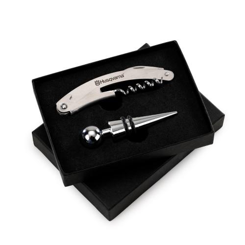 VIN6092 Kit para vinho em caixa preta contendo: 01 tampão e 01 abridor saca-rolhas - Med.: 138x 103x 25mm » Embalagem: Caixa presente - Med.: 140x 105x 25mm » Gravação: A laser 01 lado no saca-rolhas VIN6092 Kit para vinho em caixa preta contendo: 01 tampão e 01 abridor saca-rolhas - Med.: 138x 103x 25mm » Embalagem: Caixa presente - Med.: 140x 105x 25mm » Gravação: A laser 01 lado no saca-rolhas