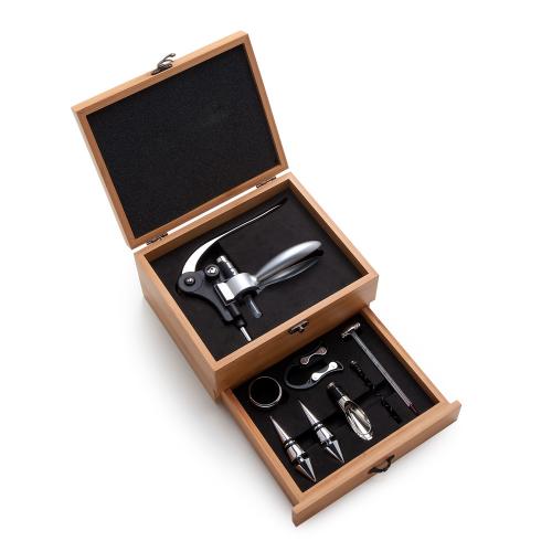 VIN6103 Kit para vinho em caixa de bambu contendo: 02 tampões, 01 direcionador, 01 corta gotas, 01 abridor saca-rolhas, 01 corta lacre, 01 haste espiral reserva e 01 termômetro - Med.: 227x 189x 121mm » Embalagem: Caixa kraft - Med.: 235x 210x 150mm » Gravação: A laser 01 lado na caixa VIN6103 Kit para vinho em caixa de bambu contendo: 02 tampões, 01 direcionador, 01 corta gotas, 01 abridor saca-rolhas, 01 corta lacre, 01 haste espiral reserva e 01 termômetro - Med.: 227x 189x 121mm » Embalagem: Caixa kraft - Med.: 235x 210x 150mm » Gravação: A laser 01 lado na caixa