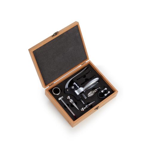 VIN6102 Kit para vinho em caixa de bambu contendo: 02 tTampões, 01 direcionador, 01 corta gotas, 01 abridor saca-rolhas, 01 corta lacre, 02 hastes espirais reserva e 01 termômetro - Med.: 282x 220x 79mm » Embalagem: Caixa kraft - Med.: 280x 240x 95mm » Gravação: A laser 01 lado na caixa VIN6102 Kit para vinho em caixa de bambu contendo: 02 tTampões, 01 direcionador, 01 corta gotas, 01 abridor saca-rolhas, 01 corta lacre, 02 hastes espirais reserva e 01 termômetro - Med.: 282x 220x 79mm » Embalagem: Caixa kraft - Med.: 280x 240x 95mm » Gravação: A laser 01 lado na caixa