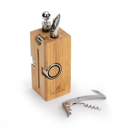 VIN6172 Cepo para vinho em bambu contendo: 01 tampão, 01 direcionador, 02 corta gotas, 01 abridor saca-rolhas e 01 termômetro - Med.: 70x 70x 220mm » Embalagem: Caixa kraft - Med.: 230x 80x 80mm » Gravação: A Laser 01 Lado no cepo VIN6172 Cepo para vinho em bambu contendo: 01 tampão, 01 direcionador, 02 corta gotas, 01 abridor saca-rolhas e 01 termômetro - Med.: 70x 70x 220mm » Embalagem: Caixa kraft - Med.: 230x 80x 80mm » Gravação: A Laser 01 Lado no cepo