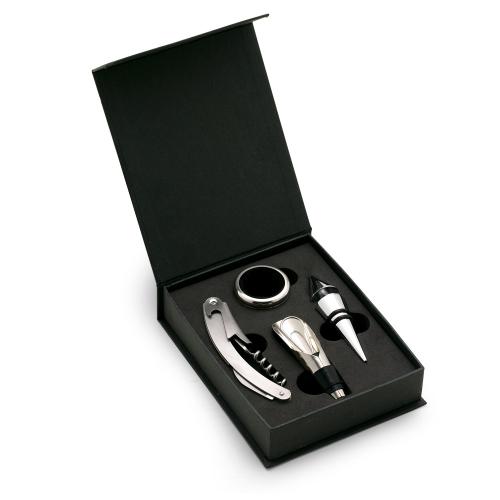 VIN6104 Kit para vinho em caixa preta contendo: 01 tampão, 01 direcionador, 01 corta gotas e 01 abridor saca-rolhas - Med.: 128x 160x 35mm » Embalagem: Caixa kraft - Med.: 172x 138x 42mm » Gravação: A Laser abridor saca-rolhas VIN6104 Kit para vinho em caixa preta contendo: 01 tampão, 01 direcionador, 01 corta gotas e 01 abridor saca-rolhas - Med.: 128x 160x 35mm » Embalagem: Caixa kraft - Med.: 172x 138x 42mm » Gravação: A Laser abridor saca-rolhas