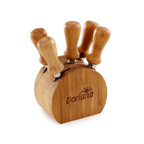 QUE5048 Cepo para queijo em bambu com faca de ponta, espátula, 02 garfos e faca ponta reta em bambu/aço inox - Med.: 97x 60x 140mm » Embalagem: Caixa kraft - Med.: 165x 125x 84mm » Gravação: A laser 01 lado no cepo e na espátula QUE5048 Cepo para queijo em bambu com faca de ponta, espátula, 02 garfos e faca ponta reta em bambu/aço inox - Med.: 97x 60x 140mm » Embalagem: Caixa kraft - Med.: 165x 125x 84mm » Gravação: A laser 01 lado no cepo e na espátula