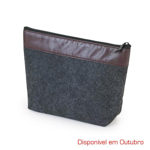 MAL3025 Necessaire em feltro na cor preta com acabamento em couro sintético marrom e fechamento com zíper. Med.:240x190x75mm. » Embalagem: Saco plástico » Gravação: A Laser 01 lado MAL3025 Necessaire em feltro na cor preta com acabamento em couro sintético marrom e fechamento com zíper. Med.:240x190x75mm. » Embalagem: Saco plástico » Gravação: A Laser 01 lado
