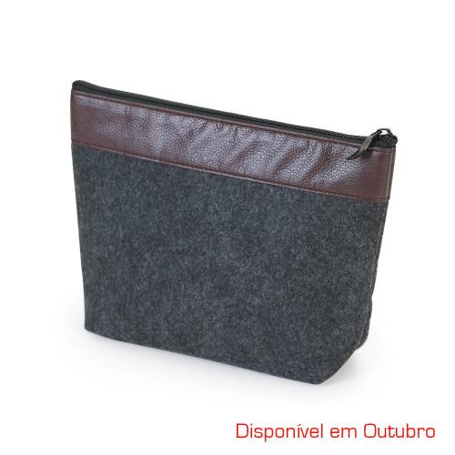 MAL3025 Necessaire em feltro na cor preta com acabamento em couro sintético marrom e fechamento com zíper. Med.:240x190x75mm. »  Embalagem: Saco plástico »  Gravação: A Laser 01 lado