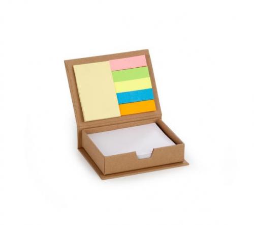 BLO2034 Caixa em papelão reciclado com 150 folhas brancas e 6 blocos de auto colantes coloridos com 25 folhas cada - Med.: 115x 94x 30mm » Embalagem: Caixa kraft - Med.: 125x 97x 36MM » Gravação: Silk 01 cor na tampa BLO2034 Caixa em papelão reciclado com 150 folhas brancas e 6 blocos de auto colantes coloridos com 25 folhas cada - Med.: 115x 94x 30mm » Embalagem: Caixa kraft - Med.: 125x 97x 36MM » Gravação: Silk 01 cor na tampa