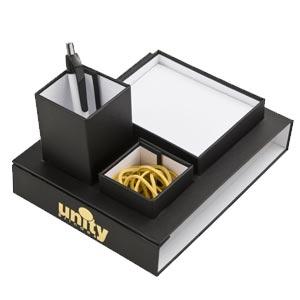 OM12 Organizador de mesa em papel com bloco de anotações em papel branco, porta lápis e porta clip. Incluso 01 personalização em hot stmaping prata ou dourado. Medida 15x10x18,5cm