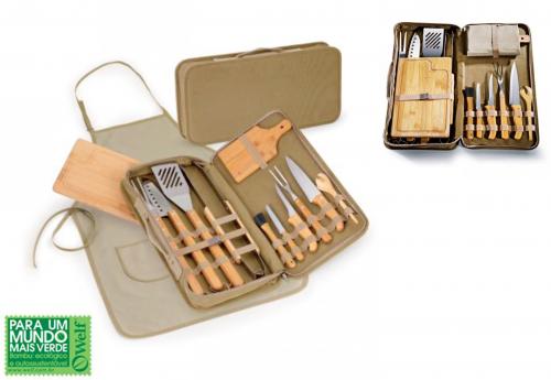 PB00873 Conjunto para Churrasco e caipirinha . Acompanha estojo de tecido com alça de mão, avental com bolso. Tabuas em bambu. Facas em aço. Gravação silk no avental e no estojo e laser na faca de 7