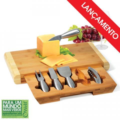 PD00863 Conjunto para queijo em Bambu/Aço Inox com abridor para vinho em Inox. Conta com base com gaveta para corte, espátula, garfo e três facas para vários tipos queijos e abridor para vinho em Inox. A base possui quatro pezinhos antiderrapantes. Dimensões da base: 38x20x4cm. Incluso 01 gravação a laser na prancha PD00863 Conjunto para queijo em Bambu/Aço Inox com abridor para vinho em Inox. Conta com base com gaveta para corte, espátula, garfo e três facas para vários tipos queijos e abridor para vinho em Inox. A base possui quatro pezinhos antiderrapantes. Dimensões da base: 38x20x4cm. Incluso 01 gravação a laser na prancha