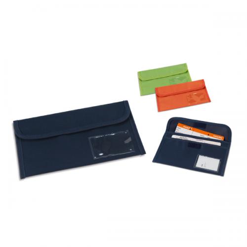 92132 Bolsa porta-documentos de viagem. 600D. Vários compartimentos interiores. Janela para identificação. 275 x 140 mm. Gravação silk 01 cor 92132 Bolsa porta-documentos de viagem. 600D. Vários compartimentos interiores. Janela para identificação. 275 x 140 mm. Gravação silk 01 cor