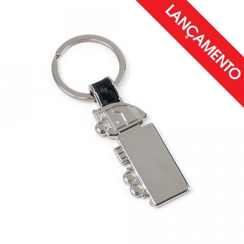 CH00391 Chaveiro em Metal com formato de caminhão com detalhes em lâmina sintética. Dimensões: 8,5x3x0,5cm. Ideal para presentear em logísticas, transportadoras, revendedoras de caminhão, montadoras e etc! Uma gravação a Laser (clara). Embalagem individual em cx kraft presente com elástico