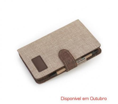 PAS2063 Caderno/ Agenda ecológica tamanho A5 confeccionado em algodão cru/ marrom com ferragem 6 argolas, 120 folhas pautadas na cor creme, 4 divisões para cartões e uma divisão para documentos. Acompanha caneta esferográfica ecológica com clip na cor marrom. Fechamento com botão de pressão.(Med.:185x130x30mm).»Embalagem: Caixa kraft - Med.: 200x 150x 50mm»Gravação: A Laser na etiqueta da capa