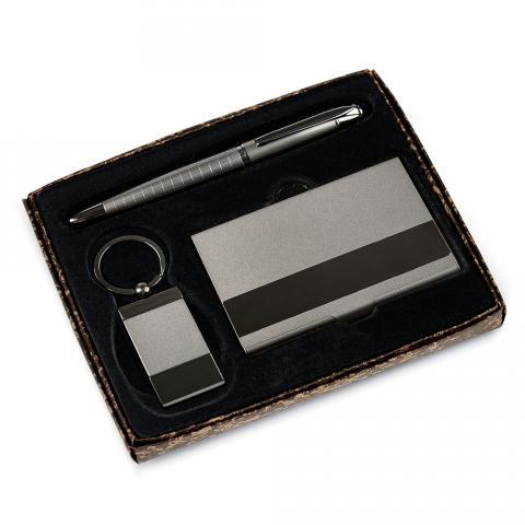 49418 Conjunto com porta cartão em alumínio, caneta e chaveiro em Metal. Chaveiro tipo mosquetão em Metal injetado em liga de Zamac. Caneta com acabamento Cromado Fosco Envelhecido e detalhes em Cromado Brilhante. Carga esferográfica azul, acionada com um giro no corpo da caneta. Porta cartão com capacidade para, aproximadamente, 10 cartões. Dimensões do porta cartão: 9,7x6x0,5cm Dimensões da caneta: 13,4x1,2cm Dimensões do chaveiro: 8x2,5x0,7cm . Gravação a laser nas 3 peçcas 49418 Conjunto com porta cartão em alumínio, caneta e chaveiro em Metal. Chaveiro tipo mosquetão em Metal injetado em liga de Zamac. Caneta com acabamento Cromado Fosco Envelhecido e detalhes em Cromado Brilhante. Carga esferográfica azul, acionada com um giro no corpo da caneta. Porta cartão com capacidade para, aproximadamente, 10 cartões. Dimensões do porta cartão: 9,7x6x0,5cm Dimensões da caneta: 13,4x1,2cm Dimensões do chaveiro: 8x2,5x0,7cm . Gravação a laser nas 3 peçcas