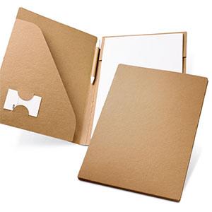 92046 Pasta A4. Cartão: 450 g/m². Bloco: 20 folhas não pautadas de papel reciclado. Incluso caneta esferográfica. Tamanho: 230x320x15mm Incluso gravação em silk 01 cor 01 posição Área de gravação: 150 x 100mm 92046 Pasta A4. Cartão: 450 g/m². Bloco: 20 folhas não pautadas de papel reciclado. Incluso caneta esferográfica. Tamanho: 230x320x15mm Incluso gravação em silk 01 cor 01 posição Área de gravação: 150 x 100mm