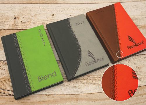 Agenda Diária Safira 730. 352 páginas. Formato 13,8x20cm. Fita marcadora. Capa especial Blend com revestimentos Izar ou Sued. Agenda Diária Safira 730. 352 páginas. Formato 13,8x20cm. Fita marcadora. Capa especial Blend com revestimentos Izar ou Sued.