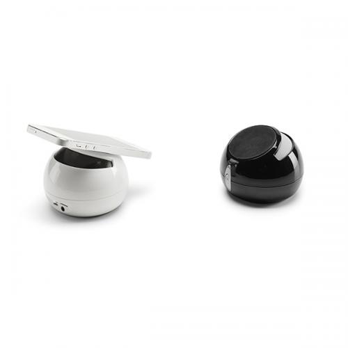 97335 Caixa de som com microfone. ABS. Com bluetooth, ligação stereo 3,5 mm e leitor de cartões TF. Com 3W/4Ω. Autonomia até 3 h. Função para atender chamadas, controle de volume e conexão à playlist do dispositivo móvel. Com apoio antideslizante para celular. Incluso cabo USB para carregar. ø85 x 66 mm. Gravação silk 01 cor 97335 Caixa de som com microfone. ABS. Com bluetooth, ligação stereo 3,5 mm e leitor de cartões TF. Com 3W/4Ω. Autonomia até 3 h. Função para atender chamadas, controle de volume e conexão à playlist do dispositivo móvel. Com apoio antideslizante para celular. Incluso cabo USB para carregar. ø85 x 66 mm. Gravação silk 01 cor