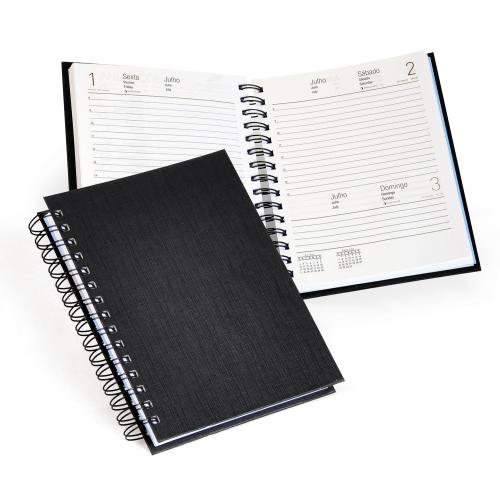 LE31211 Agenda diária preta com Wire-o. Conta com 404 páginas incluindo bolsa em PVC, tabelas úteis, índice telefônico, CEP e DDD de cidades brasileiras e mapas. Todas as datas em três idiomas: Português, Inglês e Espanhol. Dimensões: 21x15,5x2,3cm Gramatura da folha: 60g . Gravação silk 01 cor na capa. Embalagem caixa individual preta. * Disponivel nas cores, Azul, Laranja, Vermelho, Verde e Preta LE31211 Agenda diária preta com Wire-o. Conta com 404 páginas incluindo bolsa em PVC, tabelas úteis, índice telefônico, CEP e DDD de cidades brasileiras e mapas. Todas as datas em três idiomas: Português, Inglês e Espanhol. Dimensões: 21x15,5x2,3cm Gramatura da folha: 60g . Gravação silk 01 cor na capa. Embalagem caixa individual preta. * Disponivel nas cores, Azul, Laranja, Vermelho, Verde e Preta