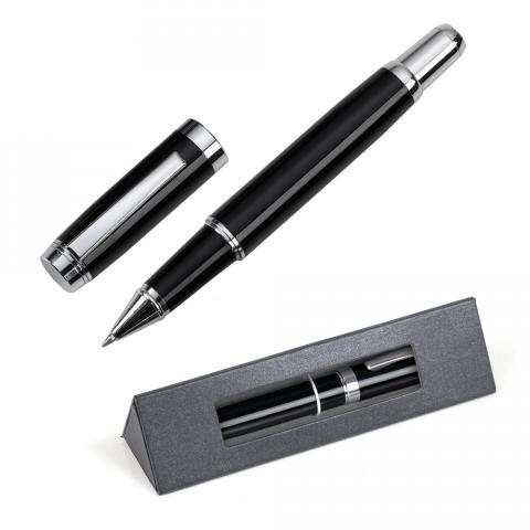CE56301 Caneta em Metal preta com tampa e detalhes em Cromado Brilhante e estojo. Carga esferográfica azul. Acompanha estojo triangular em Papelão cinza escuro com visor em para caneta. Dimensões da caneta: 13,5x1,5cm Dimensões do tubo: 15,5x3,8cm. Gravação a laser na caneta CE56301 Caneta em Metal preta com tampa e detalhes em Cromado Brilhante e estojo. Carga esferográfica azul. Acompanha estojo triangular em Papelão cinza escuro com visor em para caneta. Dimensões da caneta: 13,5x1,5cm Dimensões do tubo: 15,5x3,8cm. Gravação a laser na caneta