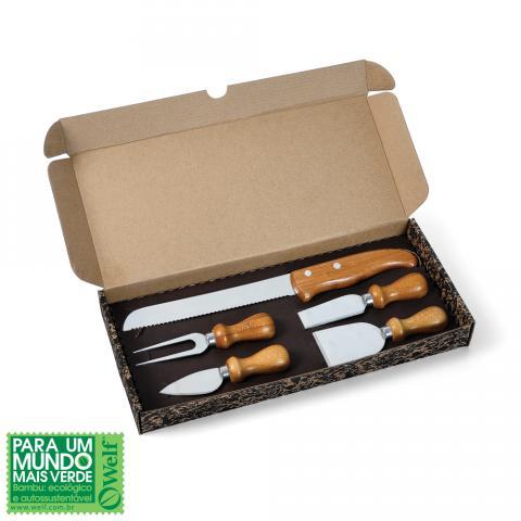 PD00943 Conjunto para queijo e faca para pão em Bambu/Aço Inox.  Conta com duas facas, sendo uma com ponta e outra reta, garfo, espátula e uma faca para pão de 7