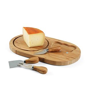 93976 Tábua de queijos em bambu, com pegador, faca e espátula. Medidas: 330x195x15mm Gravação: Laser uma posição. Área de gravação: 90x20mm