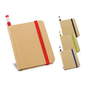 93422 Caderno. Cartão. Capa dura. Com 70 folhas não pautadas de papel reciclado. Incluso lápis. Medida: 82 x 105 mm  Àrea de gravação: 40 x 80 mm Gravação silk 01 cor 01 posição