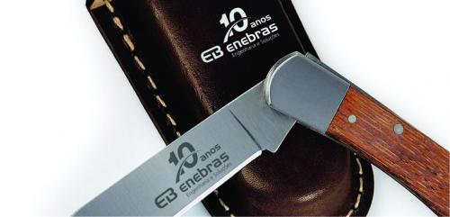 CN00603 Canivete em Aço Inox com cabo em Bambu. Acompanha bainha em couro com acabamento em costura lateral, aba traseira para cintos e fechamento com lingueta e botão de pressão. Utilidade do Produto: Útil para acompanhar o dia a dia dos clientes, colaboradores e parceiros.Gravação a laser na lâmina e silk 1 cor na bainha CN00603 Canivete em Aço Inox com cabo em Bambu. Acompanha bainha em couro com acabamento em costura lateral, aba traseira para cintos e fechamento com lingueta e botão de pressão. Utilidade do Produto: Útil para acompanhar o dia a dia dos clientes, colaboradores e parceiros.Gravação a laser na lâmina e silk 1 cor na bainha