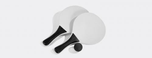 LZ00201 Composto por duas raquetes confeccionadas em madeira MDF branca com empunhadura em polipropileno preto e uma bolinha com Ø 4,3cm preta emborrachada; É ideal tanto para ações que estimulam o lazer e bem estar, como à prática de esportes ou entretenimento entre as pessoas, como também ações relacionadas à férias ou verão. A personalização colorida em silk-screen evidencia ainda mais a marca com o fundo branco do produto. LZ00201 Composto por duas raquetes confeccionadas em madeira MDF branca com empunhadura em polipropileno preto e uma bolinha com Ø 4,3cm preta emborrachada; É ideal tanto para ações que estimulam o lazer e bem estar, como à prática de esportes ou entretenimento entre as pessoas, como também ações relacionadas à férias ou verão. A personalização colorida em silk-screen evidencia ainda mais a marca com o fundo branco do produto.