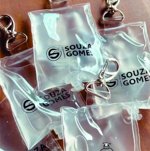 Porta alcool gel com mosquetão para bolsas, mochilas e pastas. Gravação 1 cor / 01 lado. Ja vem carregado com 50ml de alcool gel70 Porta alcool gel com mosquetão para bolsas, mochilas e pastas. Gravação 1 cor / 01 lado. Ja vem carregado com 50ml de alcool gel70
